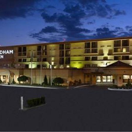 Wyndham Garden Hotel Newark Airport Exterior photo