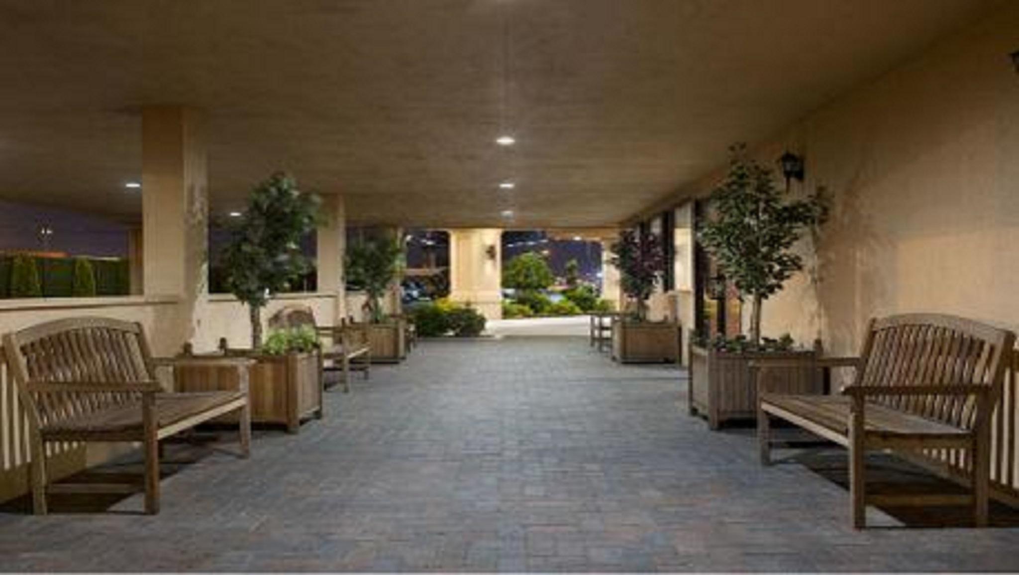 Wyndham Garden Hotel Newark Airport Interior photo